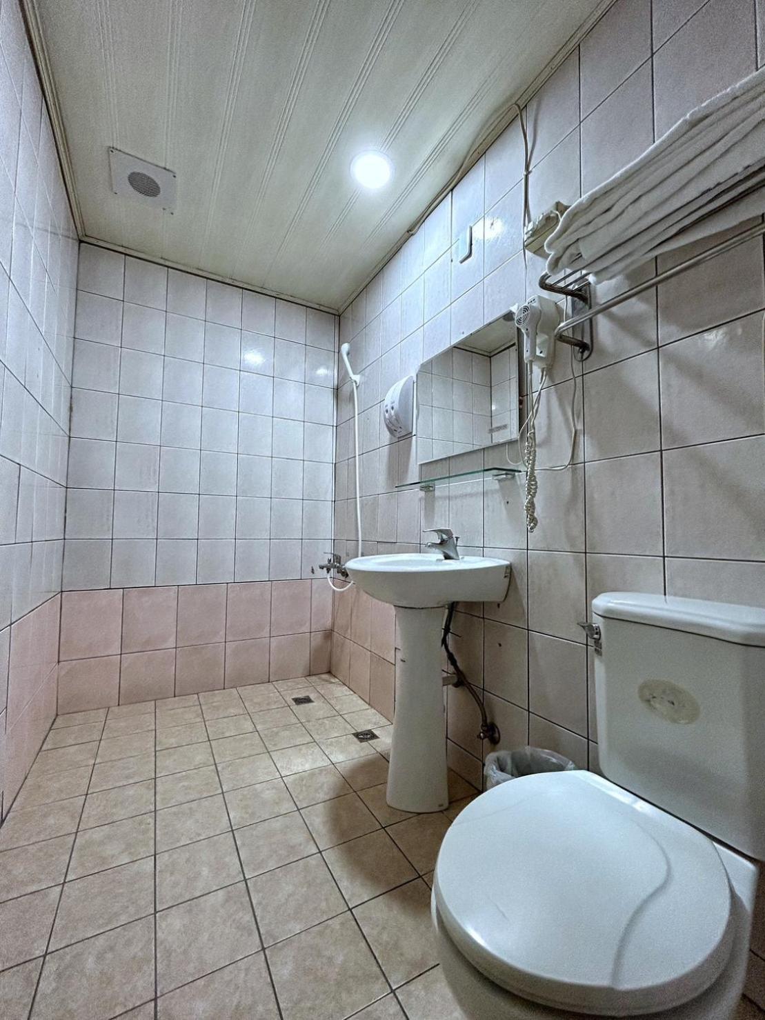 Fulong Hotel Zhongli Bagian luar foto